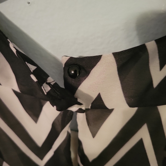 Ladies Gently Used IZ Byer sleeveless blk white blouse. Size S. - Picture 2 of 6